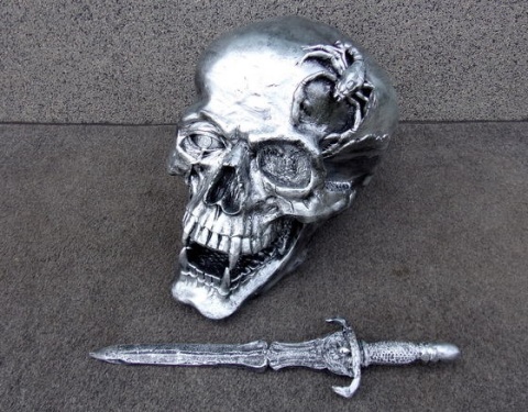 Czaszka z mieczem
