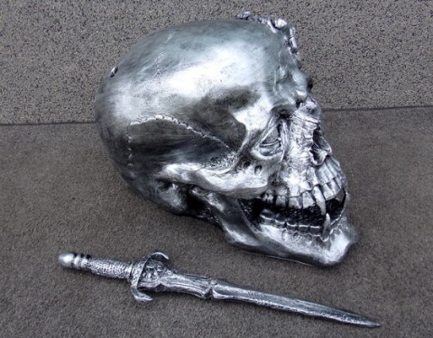 Czaszka z mieczem