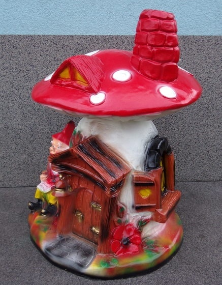 Domek muchomor z krasnalem