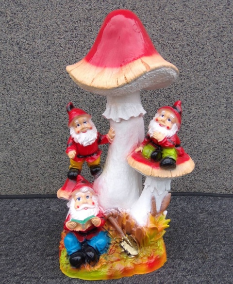 Krasnale pod muchomorem