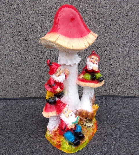 Krasnale pod muchomorem