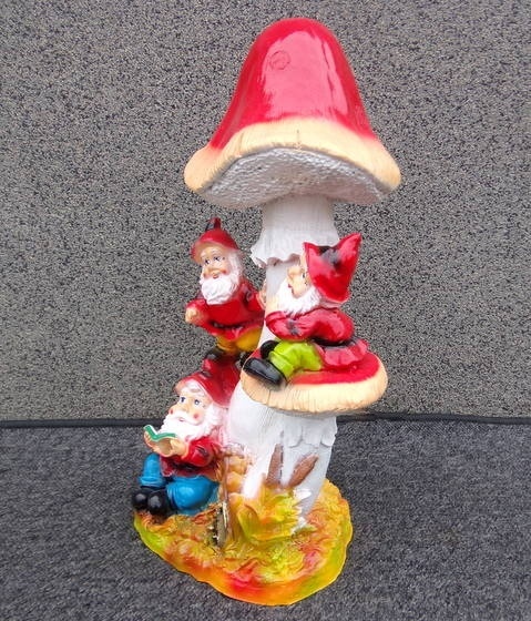 Krasnale pod muchomorem