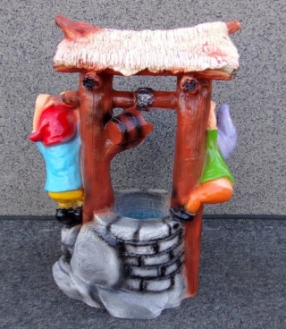 Krasnale przy studzience