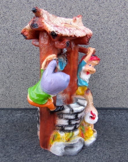 Krasnale przy studzience