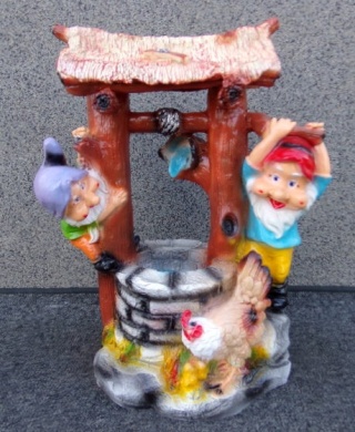 Krasnale przy studzience