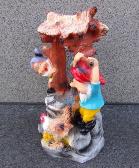 Krasnale przy studzience